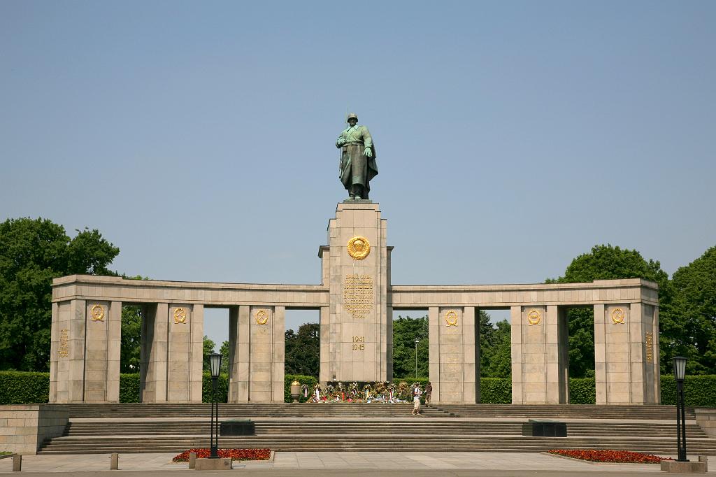 Sowjetisches Ehrenmal (Tiergarten).jpg